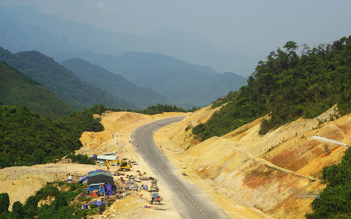 Cao tốc đi qua đoạn Bà Nà - Núi Chúa với núi rừng hai bên. Đây là dự án có nhiều đặc thù, địa hình đi qua các khu vực rừng núi hiểm trở nên công tác khảo sát, thiết kế kỹ thuật gặp không ít khó khăn