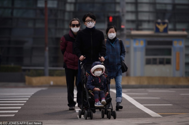 Cả gia đình đeo khẩu trang ra đường do ô nhiễm không khí nghiêm trọng ở Seoul, 5/3/2019