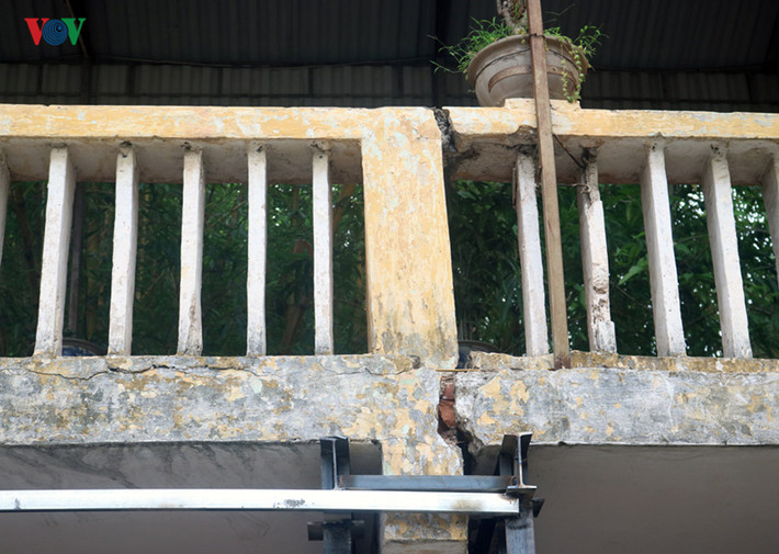 Những bức tường được gia cố bằng lại bằng sắt thép nhưng cũng chỉ là biện pháp tạm thời. Điều mà thầy và trò trường THPT Trương Định mong muốn là trường sớm được xây dựng lại để phục vụ công tác dạy và học tốt hơn.