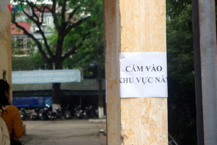 Giấy cảnh báo "cấm vào", "cảnh báo nguy hiểm" được dán khắp mọi nơi.