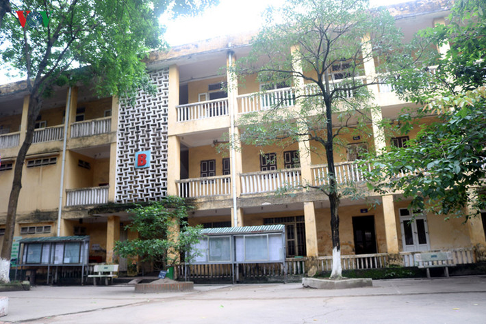 Theo ông Đặng Văn Dũng, Phó Hiệu trưởng trường THPT Trương Định, từ năm 2008 đến nay, cơ sở hạ tầng của trường học xuống cấp ngày càng nghiêm trọng. Nguyên nhân do nằm ở vị trí trũng thấp, thường xuyên bị ngập lụt, kết cấu tường xây bị ảnh hưởng, các lớp vôi vữa bong tróc.