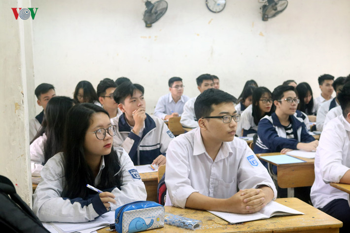 Tình trạng trường lớp xuống cấp từ hàng chục năm nay đã khiến cả thầy và trò trường THPT Trương Định dạy và học trong nỗi thấp thỏm lo âu.