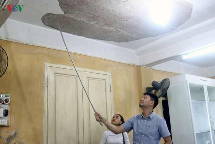 Thầy Đặng Văn Dũng, Phó Hiệu trưởng nhà trường cho biết thường xuyên phải... chọc trần để xác định những mảng trần nhà có nguy cơ bị bong tróc, rơi vữa.