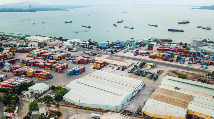 Tháng 7/2013, Vinalines phê duyệt phương án cổ phần hóa, chuyển Công ty TNHH MTV cảng Quy Nhơn thành Công ty CP cảng Quy Nhơn (QNP). Trước khi cổ phần hóa, cảng Quy Nhơn là một trong những cảng tổng hợp quốc gia, đầu mối khu vực loại 1 của nhóm cảng biển Nam Trung Bộ với hệ thống 20.960 m2 kho, 48.000 m2 bãi chứa container.