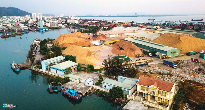 Kho bãi chứa dăm gỗ ở cảng Quy Nhơn. Tháng 9/2018, Thanh tra Chính phủ chỉ ra quá trình cổ phần hóa cảng Quy Nhơn đã để xảy ra hàng loạt sai phạm. Đơn vị định giá có nhiều vi phạm khi định giá cảng này chỉ hơn 400 tỷ đồng, để sau đó phần lớn cổ phần thuộc về Công ty Hợp Thành, doanh nghiệp được lựa chọn là nhà đầu tư chiến lược nhưng thiếu kinh nghiệm trong lĩnh vực cảng biển.