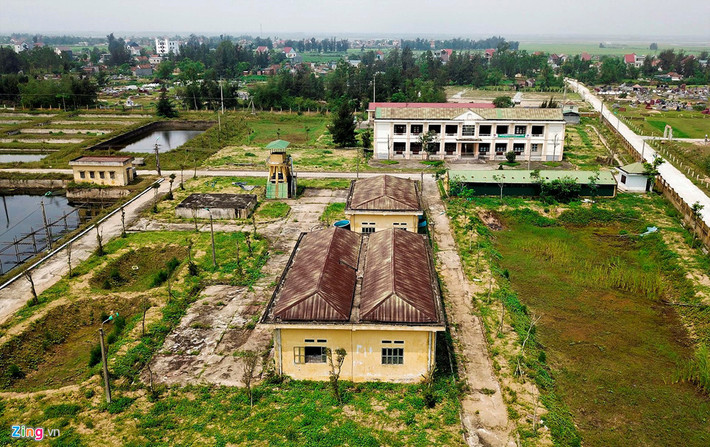 Khuôn viên trung tâm có 5 dãy nhà, gồm 1 dãy nhà hành chính 2 tầng và 4 dãy nhà trệt là phòng thực hành.
