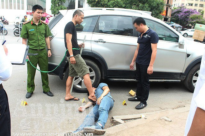 Không dừng lại ở đó, các đối tượng còn đá vào người nạn nhân