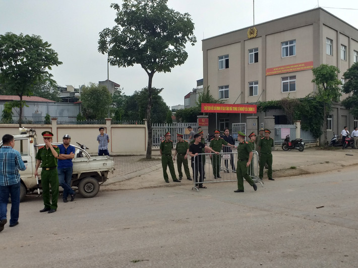 Các cán bộ công an khu vực cũng được điều động để đảm bảo công tác an ninh, trật tự.