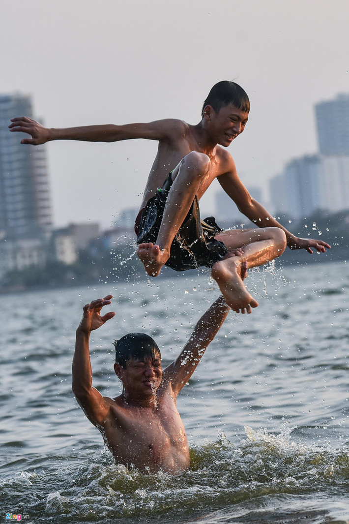 Thanh niên phải đi xa cách bờ 50 m mới có thể nhảy santo như ở bãi biển.