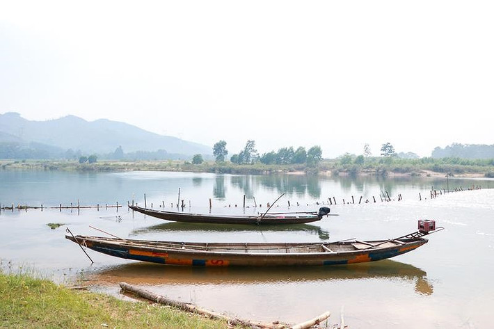 Người dân dựng cọc tre, phía dưới là những rọ đá trên sông Bồ để ngăn chặn tàu thuyền khai thác cát.