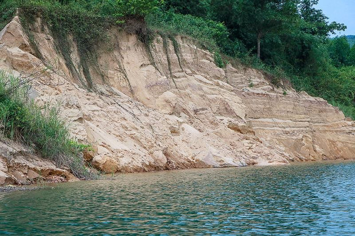 Dọc dòng sông Bồ nhiều đoạn bị sạt lở nghiêm trọng tạo thành những vách tường dựng đứng.