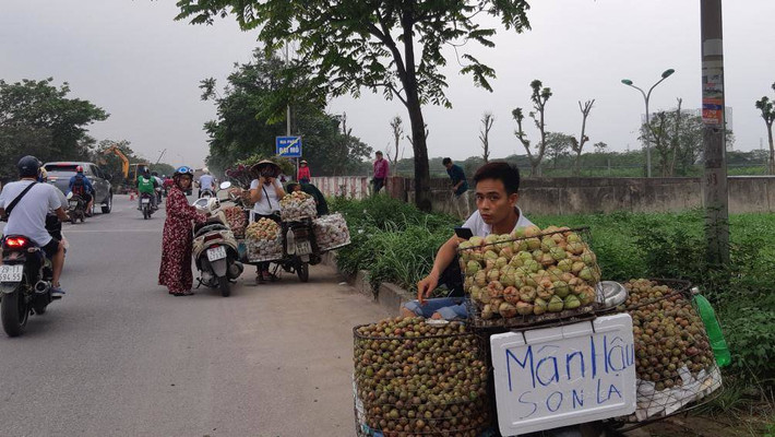 Hàng rong ngang nhiên bày bán giữa ban ngày dưới lòng đường gây mất ATGT nhất là trong giờ cao điểm. Trong ảnh hàng rong và khách hàng đứng gần choán hết lòng đường.