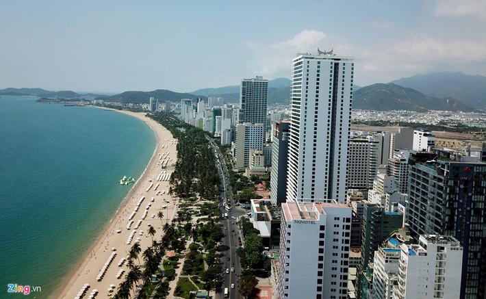 Tròn 10 năm Nha Trang lên đô thị loại 1, bộ mặt phố biển đổi thay từng ngày. Bờ biển trước kia chủ yếu là rừng dừa thì nay là những tòa nhà cao ốc.
