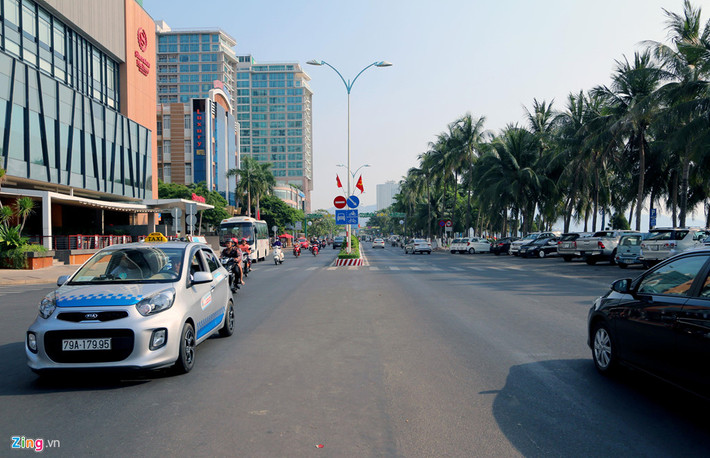 Các khu vực tập trung nhà cao tầng, trung tâm thương mại luôn trong tình trạng quá tải, công thêm khu vực này không có bãi gửi xe nên toàn bộ phương tiện dồn hết lên đường hoặc đậu lấn chiếm lòng đề đường.