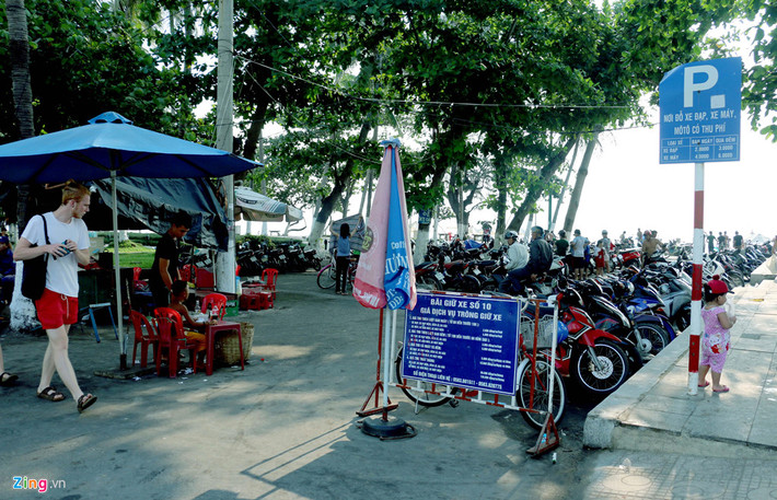 Nha Trang hiện chưa có bãi giữ xe chuyên dụng, nên UBND TP Nha Trang buộc phải lấy một phần công viên bờ biển để cho thuê làm bãi giữ xe, điều này vô hình trung làm bờ biển Nha Trang đã chật lại trông nhếch nhác, thiếu thẫm mỹ.