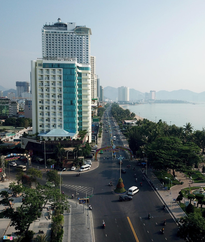 Được ví là con đường triệu đô, giá một m2 đất ở đây lên đến hơn 300 triệu.