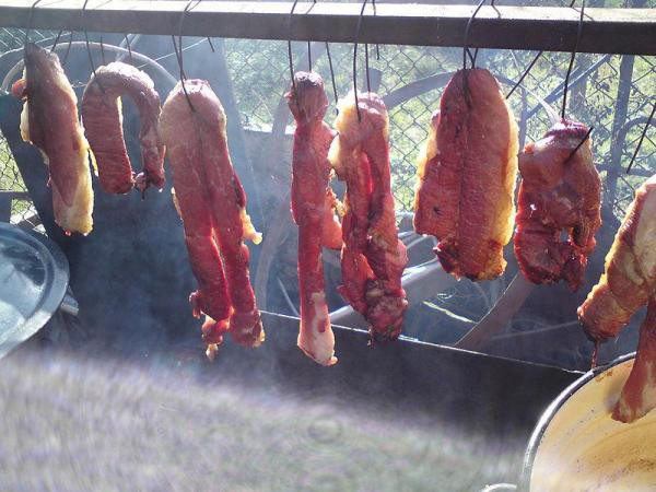 Thịt thối có giòi là món ăn không thể thiếu trong các dịp quan trọng của dân tộc Khơ Mú trong các dịp lễ quan trọng. Ảnh: vietnamnetjsc.