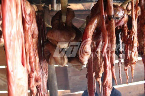 Thịt không được tẩm ướp muối, gia vị mà treo chờ phân hủy đến khi bốc mùi thì mang ra chế biến. Ảnh: znews.