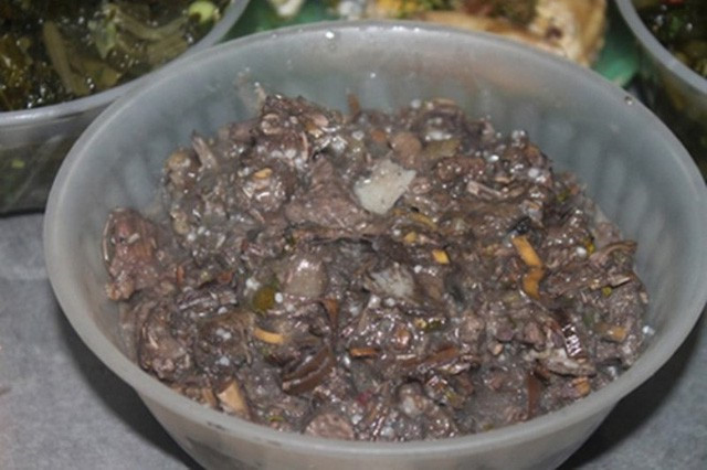 Thịt thối có giòi là nguyên liệu chính cấu thành nên món Kính Coong – món ăn truyền thống được người Khơ Mú. Ảnh: giaoducthoidai.