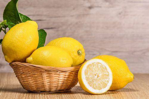 Chanh. Chanh giàu vitamin C, ngoài tác dụng làm đẹp và dưỡng da, chanh còn mang lại hiệu quả dưỡng gan, bảo vệ gan. Cụ thể, nó thúc đẩy quá trình chuyển hóa chất độc ở gan, giảm bớt gánh nặng cho gan.