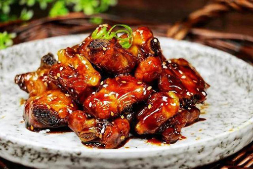 "3 ngọt" hại gan: Đồ chua ngọt. Những món như sườn xào chua ngọt, thịt lợn sốt chua ngọt, cánh gà chua ngọt,... rất đưa cơm, thường được nấu trong bữa ăn gia đình. Vậy nhưng, thịt chế biến kiểu này thường giàu chất béo, nhiều muối và đường. Ăn quá nhiều không chỉ gây tăng cân mà còn tăng nguy cơ mắc các bệnh như huyết áp cao, mỡ máu cao, đường huyết cao.