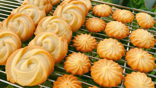 5. Bánh quy. Bánh quy giòn ngọt được nhiều người chọn làm bữa sáng vì chúng khiến họ cảm thấy nhanh no. Tuy nhiên, bánh quy là thực phẩm không được đánh giá cao. Chúng là đồ ăn vặt thiếu độ ẩm và ít dinh dưỡng. Thường xuyên ăn vào bữa sáng khiến cơ thể dễ thiếu chất.