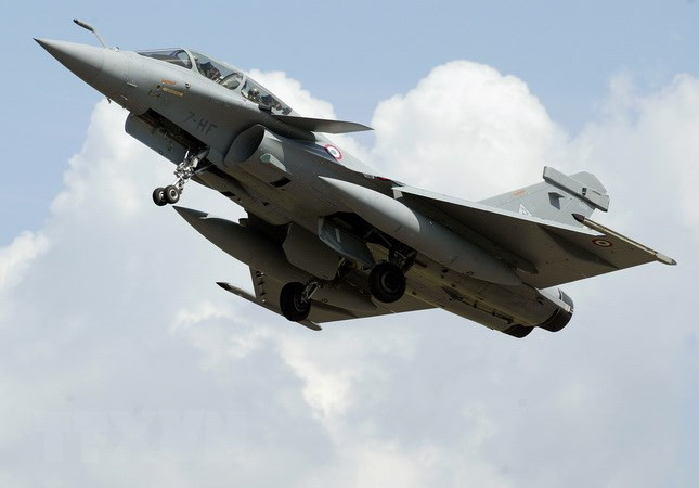 Ngoài ra, Ấn Độ cũng vận hành bốn phi đội máy bay Jaguar IS/IB Shamsher (Thanh kiếm công lý) và máy bay Rafale được đặt hàng từ Pháp, để đảm nhận vai trò tấn công hạt nhân trên không.
