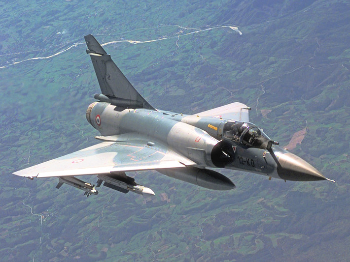 Máy bay ném bom chiến đấu Mirage 2000H, sau đó là bản nâng cấp Mirage 2000L là loại máy bay chiến đấu đầu tiên được Ấn Độ sử dụng làm nhiệm vụ hạt nhân thứ cấp.