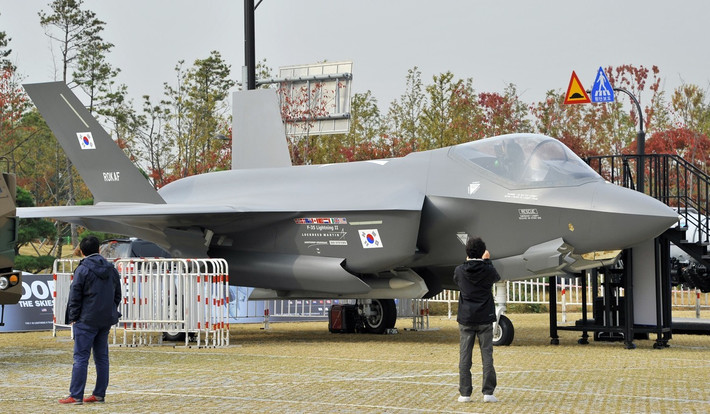 Thông tin từ các nước đã mua và sử dụng F-35 như Hàn Quốc cũng cho thấy tỷ lệ sẵn sàng hoạt động của máy bay rất thấp, chỉ khoảng 30% và việc thiếu độ an toàn gây tổn hại nghiêm trọng đến khả năng sẵn sàng chiến đấu của các đơn vị trang bị loại máy bay này.