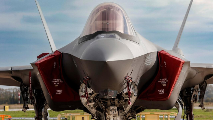 Tuy nhiên, kế hoạch sản xuất quy mô lớn máy bay chiến đấu F-35 đã bị chỉ trích gay gắt, khi các nhà quân sự Mỹ lo ngại F-35 sẽ tiếp tục phát sinh ra lỗi và các vấn đề khác so với quá trình thử nghiệm.