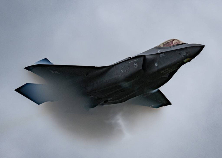 Sau khi hoàn tất chuyến bay đầu tiên vào hồi tháng 9/2006, Mỹ có kế hoạch đưa máy bay F-35 vào sản xuất ở quy mô lớn vào năm 2015. Tuy nhiên, chỉ sau một thời gian ngắn, chương trình F-35 đã phát hiện ra 363 lỗi và 719 vấn đề, vì vậy kế hoạch sản xuất hàng loạt đã phải ngừng lại.