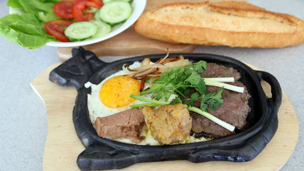 Cuối cùng, bạn có thể khuấy trứng, đợi chất lỏng trong trứng chảy ra thì trộn với mì và các đồ ăn kèm trên khay bít tết, tận dụng sức nóng của khay sắt để đồ ăn chín thêm rồi thưởng thức.