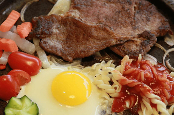 Bít tết thường dùng kèm sốt, hành tây, khoai tây chiên, salad,...Ở một số nơi, nhà hàng sẽ thêm một quả trứng ốp tái trong mỗi khay ăn. Nhiều người không biết, trực tiếp ăn hoặc bỏ qua chúng rất lãng phí. Quả trứng không đơn thuần giúp suất ăn thêm dinh dưỡng, mục đích sử dụng của chúng khiến nhiều người bất ngờ.