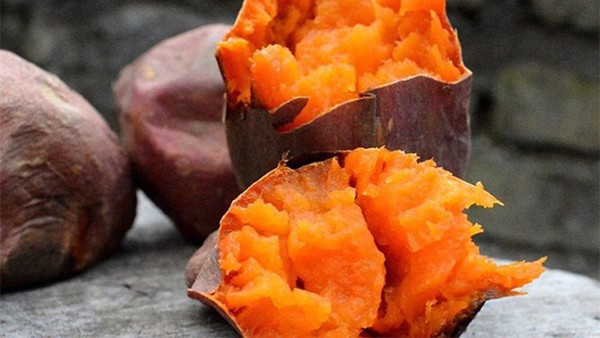 Để có lợi cho sức khỏe, không nên ăn nhiều khoai lang một lúc. Theo sách Hướng dẫn chế độ dinh dưỡng cho người Trung Quốc, bạn chỉ nên tiêu thụ 50-100g mỗi ngày là phù hợp.