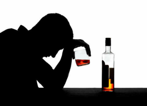 Lạm dụng rượu bia sẽ gây hại cơ thể, đặc biệt là gan.