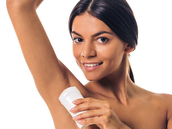 Sử dụng sản phẩm ngăn tiết mồ hôi Các chất khử mùi ngăn tiết mồ hôi và mùi khó chịu. Đó là nhờ chất chống tiết mồ hôi giúp khóa tuyến mồ hôi dưới cánh ta và ngăn ngừa ra mồ hôi và ngăn mùi khó chịu. Nếu sản phẩm ngăn tiết mồ hôi bạn dùng không hiệu quả thì hãy thử loại có công thức mạnh hơn.