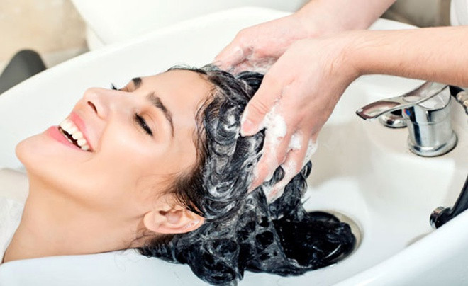 Tuy nhiên, họ không biết rằng lớp dầu này cần thiết cho mái tóc khỏe mạnh, vì nó giữ ẩm và bảo vệ tóc khỏi hư tổn. Ảnh: znews.