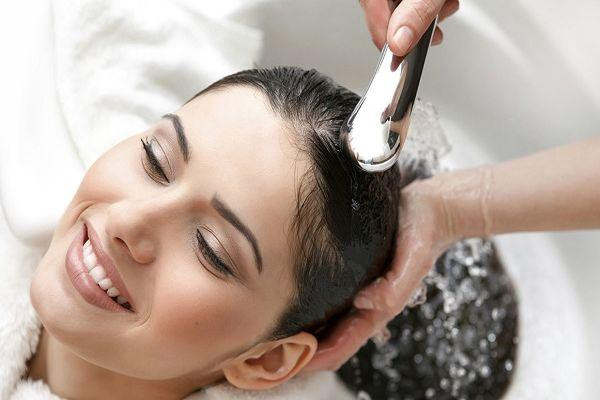 Một số người có thói quen gội đầu bằng nước nóng, điều này có thể khiến tóc yếu và dễ bị gãy. Ảnh: mindbodygreen.