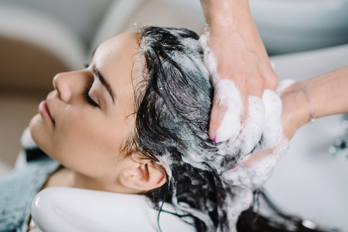 Một sai lầm khác khi gội đầu mà nhiều người mắc phải là không xả nước tóc trước và dùng quá nhiều dầu gội. Ảnh: lizi.