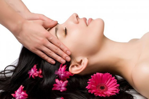 Với tóc mỏng cần độ ẩm, việc thoa dầu xả trước rồi mới gội đầu sẽ giúp tóc trông bồng bềnh hơn. Ảnh: dealtoday.