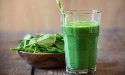 Nước ép rau cải bó xôi chứa nhiều folate, các vitamin A, B, C, E và K, rất tốt cho người bệnh tiểu đường uống vào mỗi buổi sáng. Ảnh: yobo.