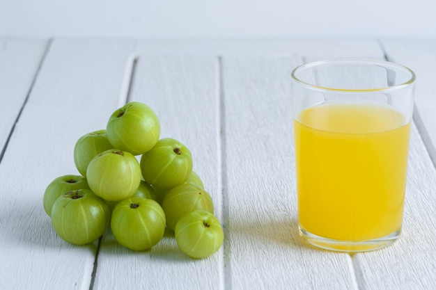 Bạn có thể thêm một ít tiêu xay nhuyễn và muối vào ly nước ép amla của mình rồi thưởng thức. Ảnh: freepik.