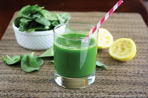 Nước ép rau cải bó xôi rất giàu chất xơ, có tác dụng trì hoãn tiêu hóa, khiến đường chuyển hóa chậm và đảm bảo rằng lượng đường không tăng đột ngột. Ảnh: suckhoedoisong.