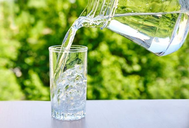 Khi không uống đủ nước, thận không loại bỏ được hết các độc tố và chất thải. Chúng sẽ bắt đầu tích tụ lại và gây ra những vấn đề nghiêm trọng với sức khỏe của bạn. Ảnh: 24h.