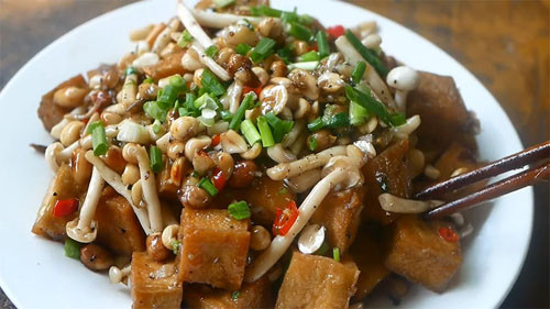 Tương tự, các loại đậu, đậu phụ cũng có cấu tạo xốp, rất dễ ngấm dầu khi chiên xào. Ăn món này thường xuyên sẽ nạp lượng lớn chất béo vào cơ thể. Theo thời gian, chất béo tích tụ làm tăng nguy cơ mỡ máu, tăng cân.