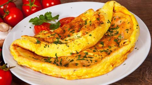 Ngoài ba món chay “ngậm” dầu trên, trứng tráng cũng được xếp vào danh sách những món hấp thụ nhiều dầu mỡ. Chuyên gia nghiên cứu và nhận thấy, ăn 3-4 quả trứng tráng trọng lượng 50g, bạn có thể nạp tới 64,5g dầu. Trong khi đó, người trưởng thành được khuyến nghị không nên nạp quá 60g chất béo mỗi ngày.