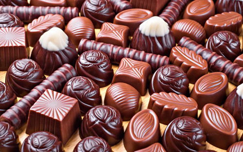 Chẳng hạn, mỗi khẩu phần socola đen (85% cacao) nặng 28g cung cấp 136 calo, 1g protein, 2gr chất xơ, 12gr carbs, 14gr chất béo. Đây là loại socola lành mạnh nhất mà Bộ Nông nghiệp Mỹ khuyến nghị sử dụng sau bữa tối.