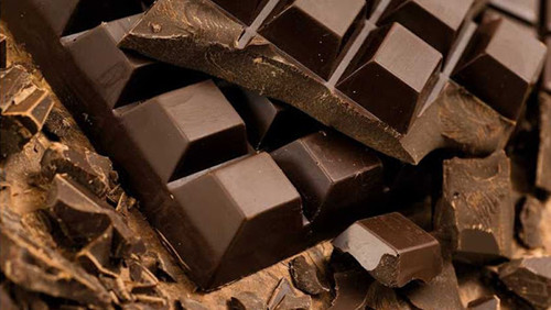 4. Kẹo socola. Socola là một trong những hương vị được yêu thích nhất trên thế giới. Socola được làm từ hạt của cây cacao sấy khô và nghiền nhỏ. Tùy vào mỗi loại socola mà hàm lượng calo trong chúng sẽ có sự khác biệt.