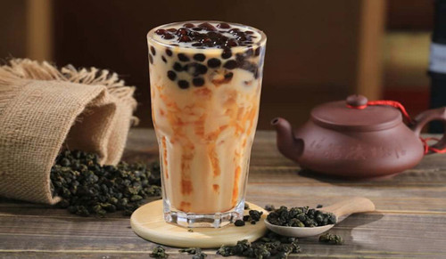 2. Trà sữa. Trà sữa là đồ uống được giới trẻ yêu thích song tiềm ẩn mối nguy sức khỏe do chứa lượng đường lớn. Thực vậy, trà sữa ngoài vị béo ngậy của kem còn được nêm rất nhiều đường. Ước tính, mỗi ly trà sữa chứa lượng đường dao động từ 11-62g (trung bình 34g mỗi cốc).