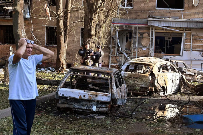 Khi Tổng thống Nga Vladimir Putin phát biểu trong chuyến thị sát trường Beslan ở Chechnya, ông hứa sẽ trừng phạt Quân đội Ukraine và chiến đấu với “đối thủ và kẻ thù” của Nga. Ông sẽ tấn công Quân đội Ukraine ở vùng Kursk giống như một cuộc chiến chống khủng bố. Ảnh: Reuters.